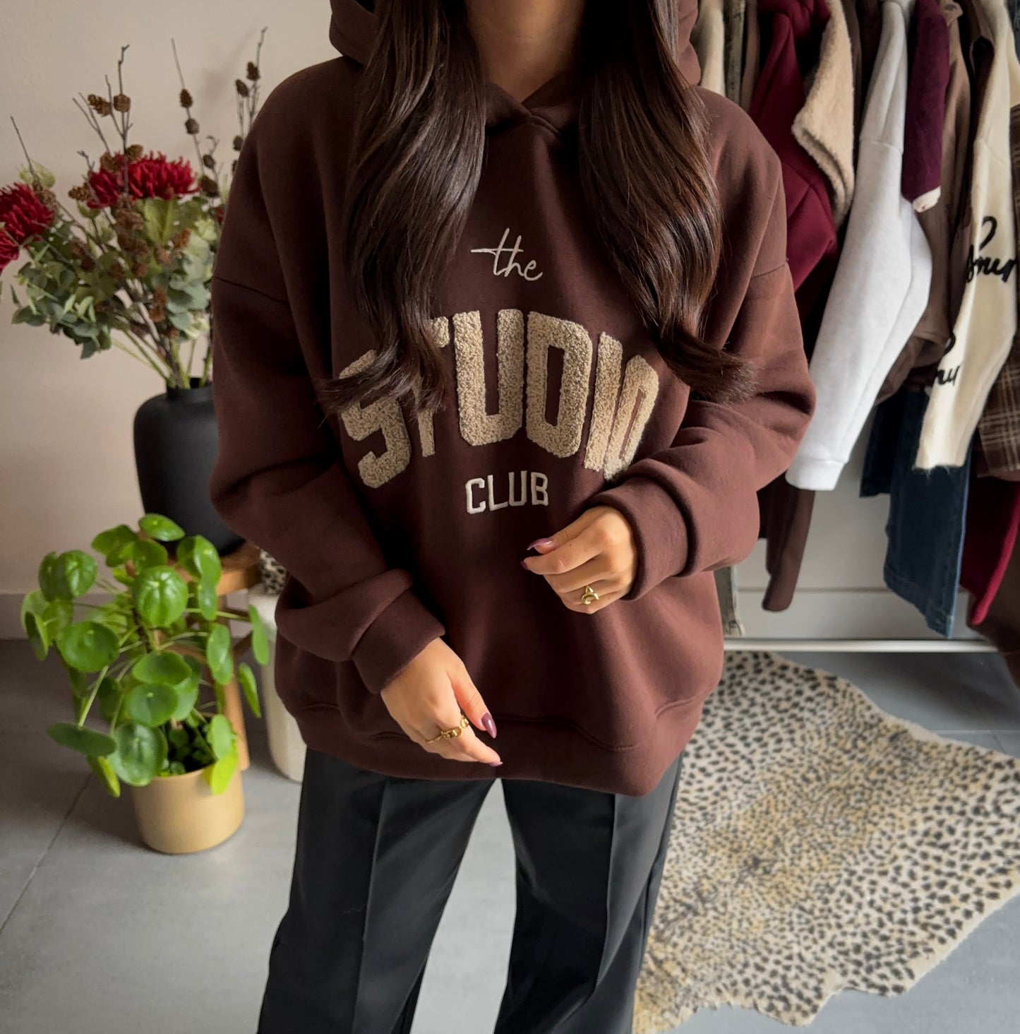 Studio club hoodie (bruin)