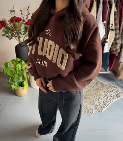 Studio club hoodie (bruin)