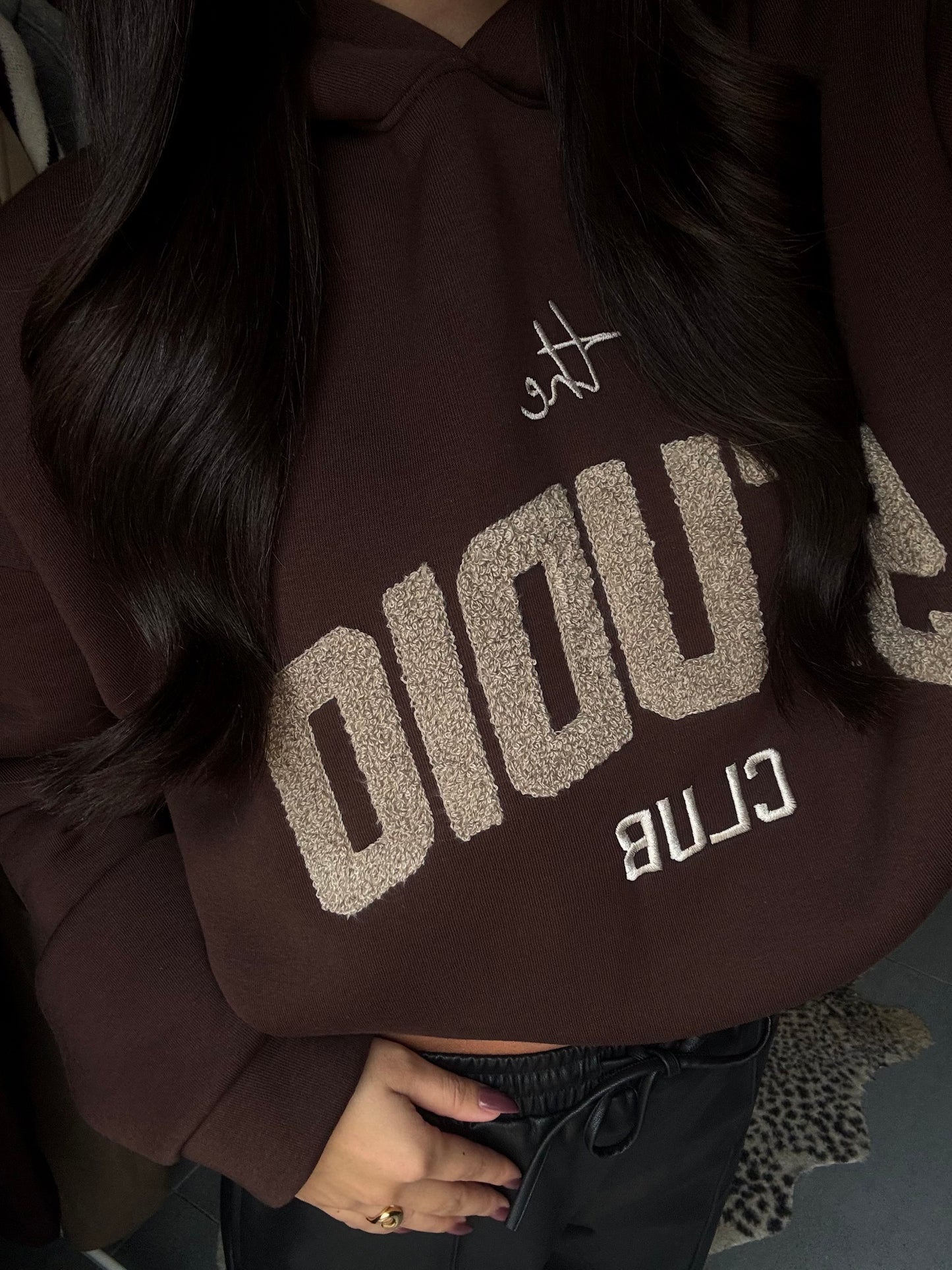 Studio club hoodie (bruin)