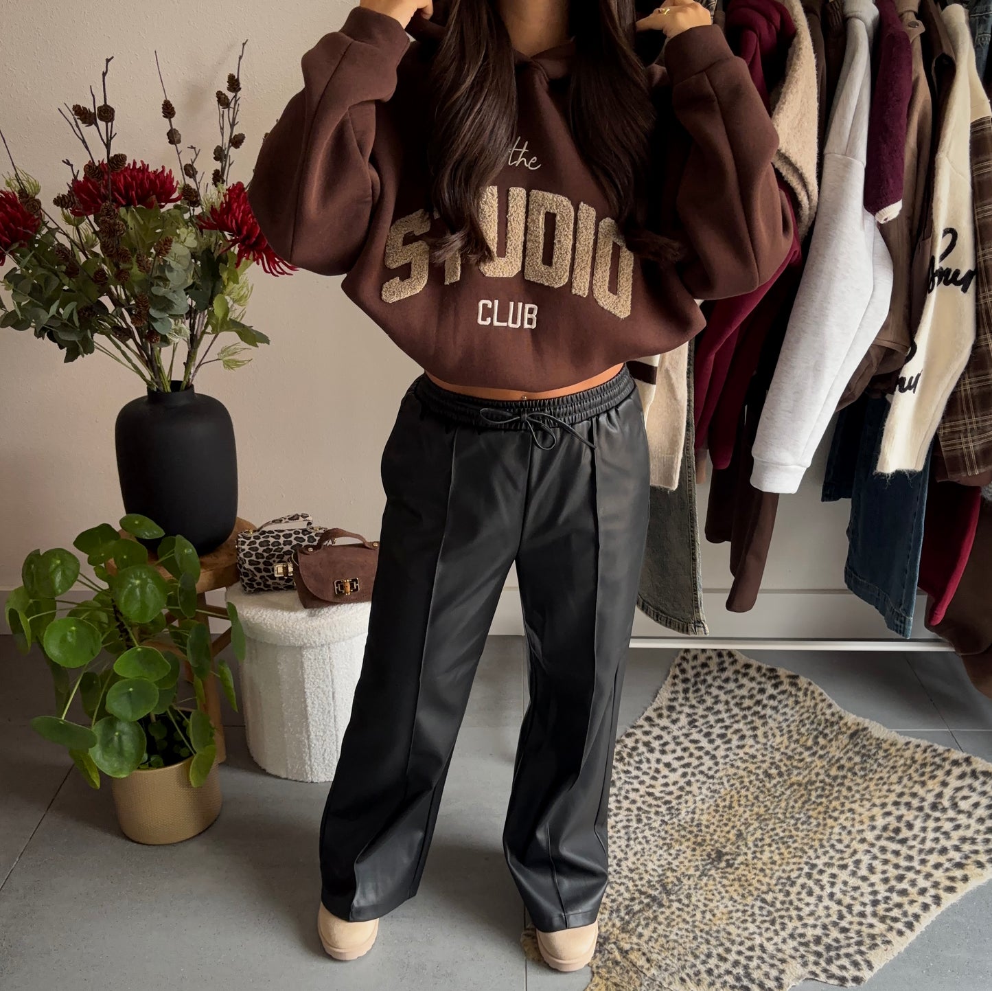 Studio club hoodie (bruin)